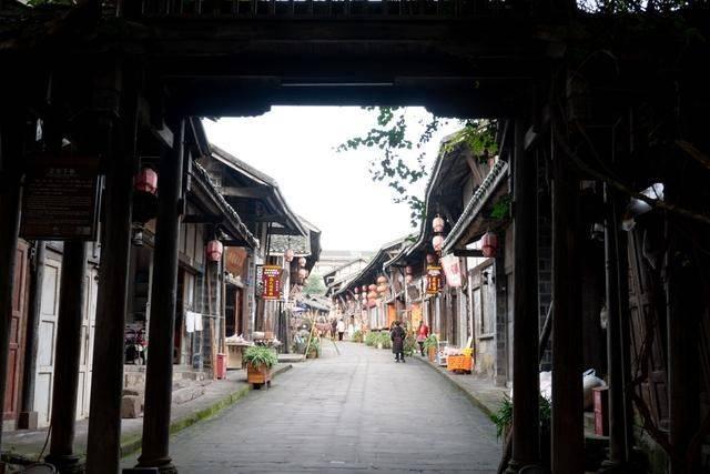 电子板块净流出近53亿元居首 龙虎榜机构抢筹多股
